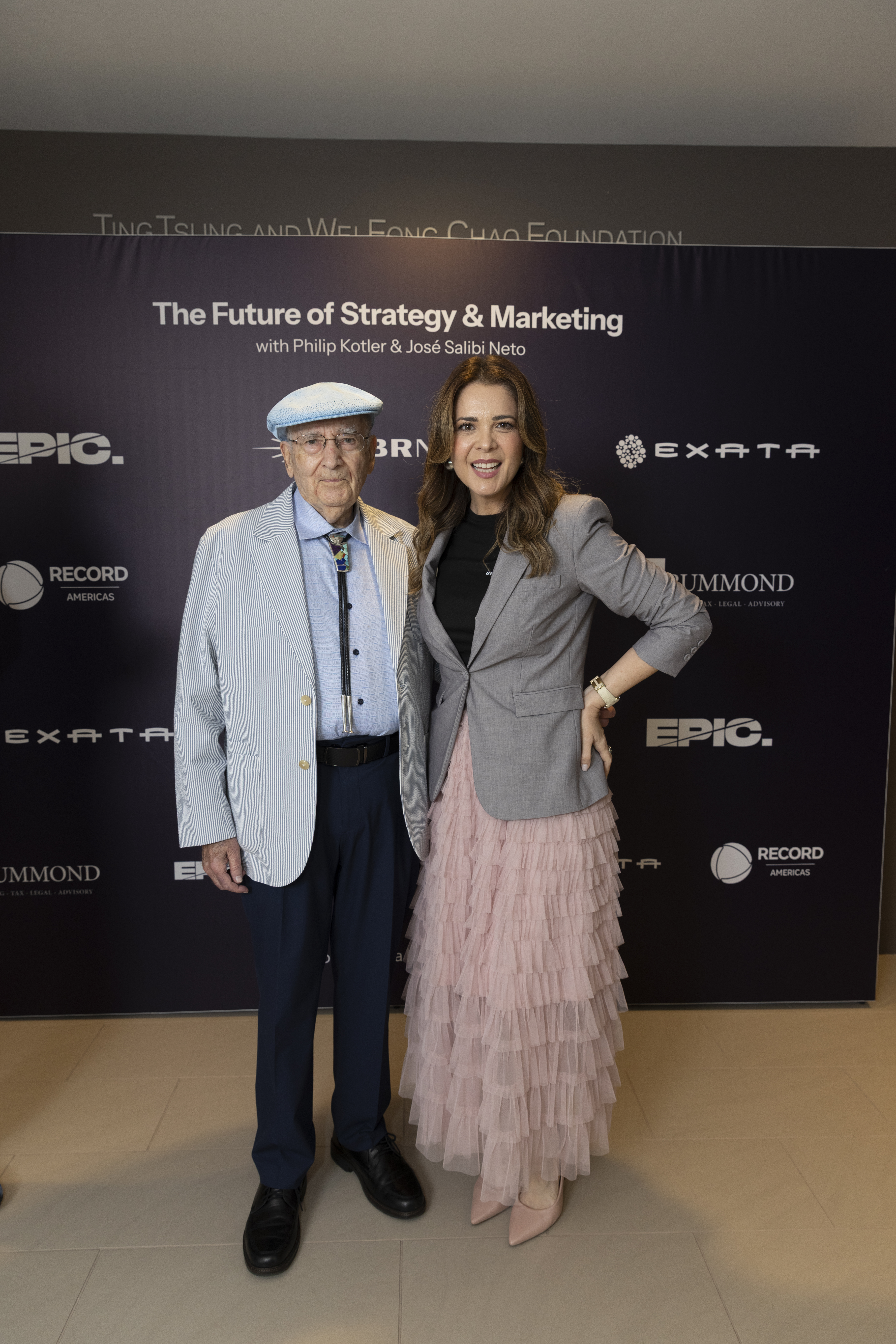 Priscila Cacicedo com Philip Kotler